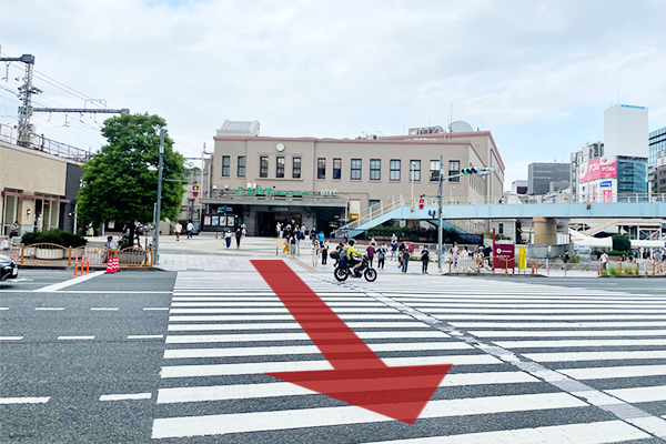 上野駅広小路口を出て、向かい側にあるマルイの方向に信号を横断します